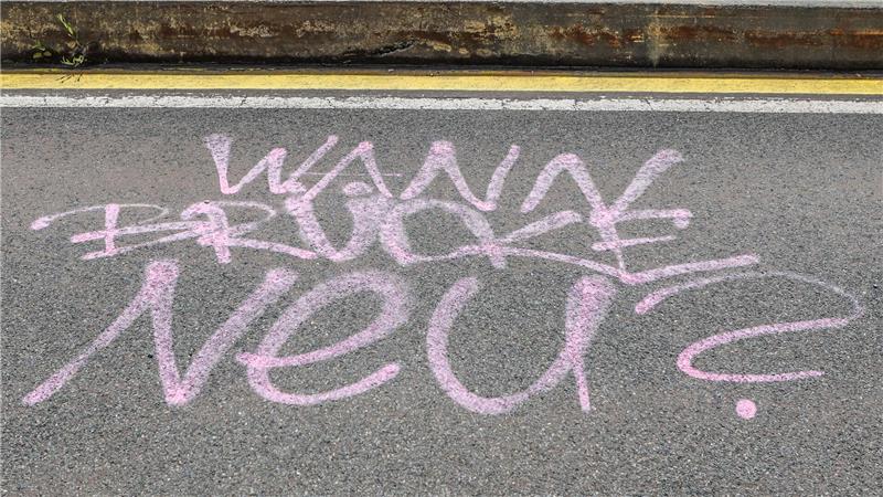 Schulenberg: Wie auf alten Pfeilern die neue Bramkebrücke entsteht „Wann Brücke neu?“, hat jemand auf die Fahrbahn geschrieben. Die Frage ist mittlerweile beantwortet.