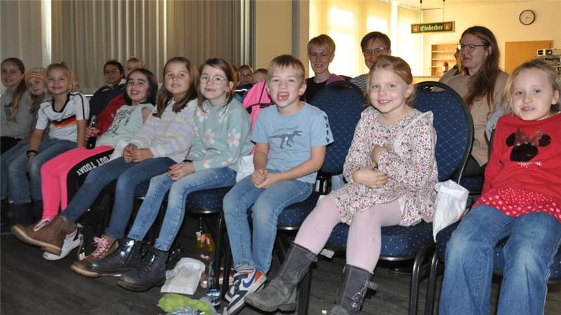 Wann geht es endlich los? Die Kinder warten gespannt auf den filmischen Ausflug in die Schule der magischen Tiere.