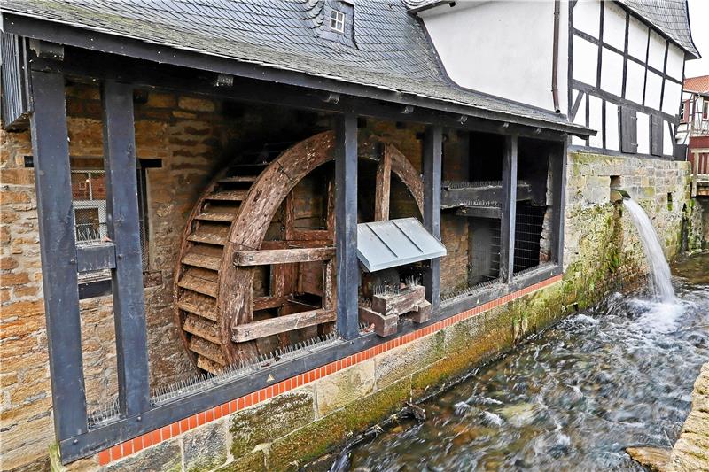 Zeit, dass sich das Rad an Goslars Lohmühle wieder dreht Wann gibt es wieder Wasser auf die Mühle? Das Antriebsrad der Lohmühle steht still. Was nach Ansicht von Dieter Freesemann (Kulturinitiative) bei einem „einzigartigen Kulturdenkmal“ einfach nicht sein darf. Foto: Epping