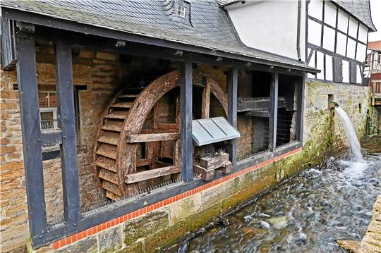 Wann gibt es wieder Wasser auf die Mühle? Das Antriebsrad der Lohmühle steht still. Was nach Ansicht von Dieter Freesemann (Kulturinitiative) bei einem „einzigartigen Kulturdenkmal“ einfach nicht sein darf. Foto: Epping