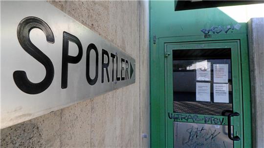 Sporthalle Liebenburg: der ehemalige Eingang für die Sportler, eine grüne Tür mit Schmierereien