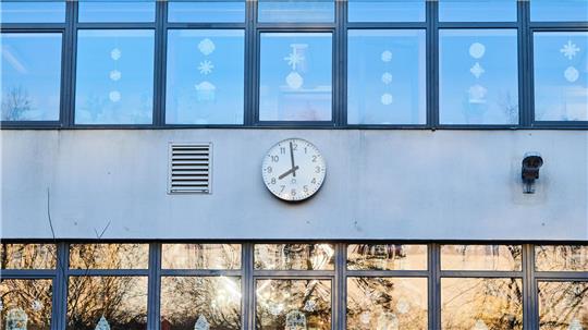 Wann soll die Schule beginnen? Das können einige Schüler in Niedersachsen jetzt zum Teil selbst entscheiden. (Symbolbild)
