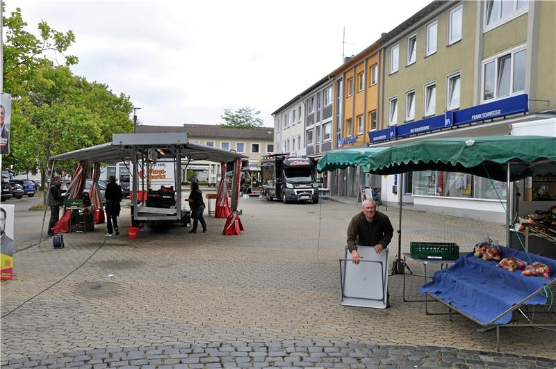 Wann startet die Umgestaltung des Jürgenohler Marktplatzes? Nicht nur das Jürgenohler Ratsduo Claus Roschanski und Annett Eine (Bild links), sondern auch die Marktbeschicker lechzen nach Neuigkeiten zum Eine-Million-Projekt. Am 2. September will die Verwaltung im Sanierungsbeirat Neuigkeiten präsentieren.  Fotos: Heine