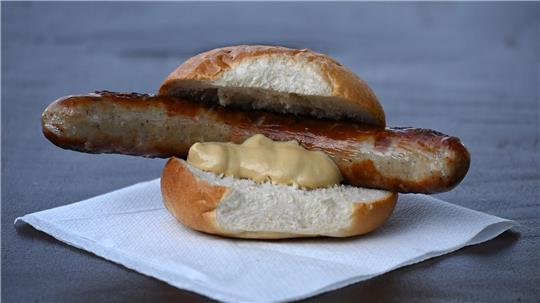 Wann und wo gab es die erste Bratwurst? Eine Urkunde könnte darüber Aufschluss geben. (Archivbild)
