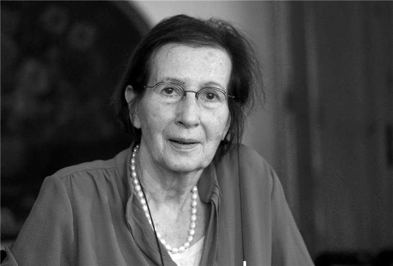 Erste deutsche Ministerpräsidentin Simonis tot War 1993 erste Ministerpräsidentin eines deutschen Bundeslandes geworden: Heide Simonis.