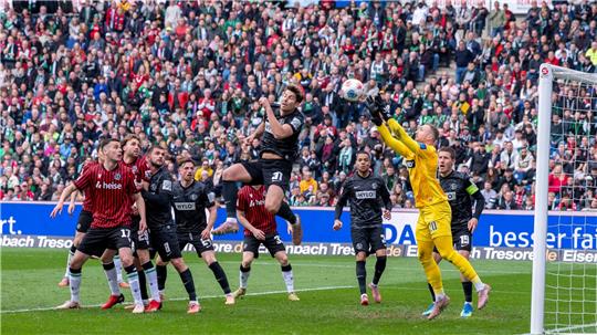 War oft gefordert: Elversbergs Torwart Nicolas Kristof (2.v.r.). 