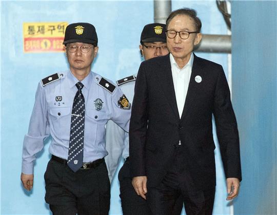 War von Lee war von 2008 bis 2013 Südkoreas Staatschef: Lee Myung Bak (r., Archivbild).