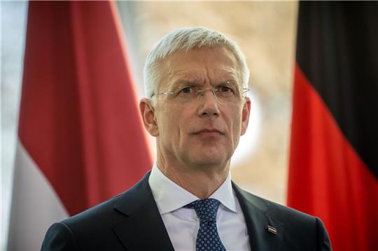 War zuletzt wegen Charterflügen während seiner Amtszeit als Ministerpräsident in die Kritik geraten: Krisjanis Karins.