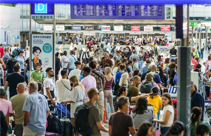 Frankfurter Flughafenbetreiber wird 100 Jahre alt Waren die Terminals vor der Corona-Pandemie nahezu aus ihren Nähten geplatzt, glichen die Abfertigungsgebäude nach Ausbruch einer Geisterstadt.