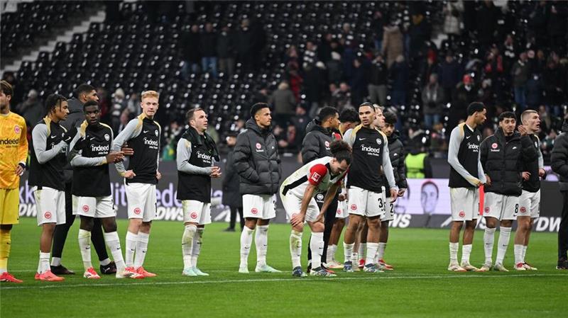 Nach Eigentor: Frankfurt rettet Remis gegen Wolfsburg Waren mit dem Punkt nicht zufrieden: Die Spieler von Eintracht Frankfurt