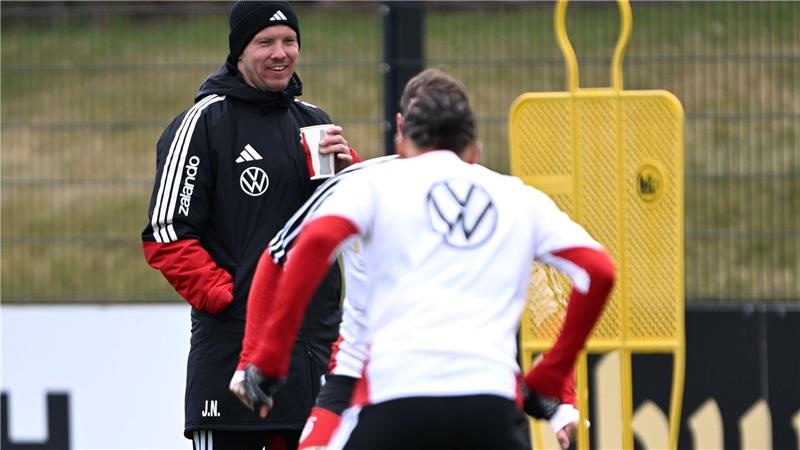 Warm eingepackt verfolgt Bundestrainer Julian Nagelsmann das Geschehen auf dem Trainingsplatz.