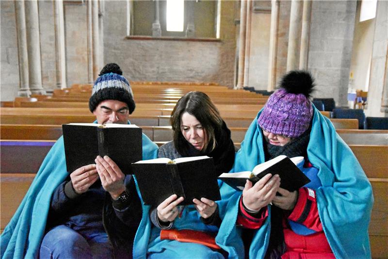 Warme Decken, Schal und Pudelmütze gegen die Kälte im Gotteshaus: Den Kirchgängern steht ein kalter Winter bevor.  Foto: Sowa