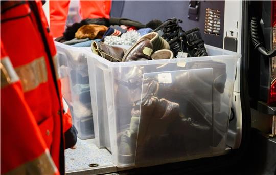 Warme Schuhe liegen zum Verteilen im Kältebus.