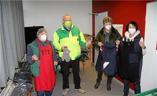 Warme Wintersachen für die Tafel und ihre Kunden: Edeltraut Breeger (von links), Martin Schilff, Rosemarie Eggers und Kirsten Neveling mit einigen der gespendeten Kleidungsstücke.  Foto: Hohaus