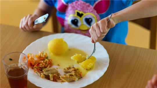 Warmes Mittagessen werden die Kinder in den Kitas der Stadt in Zukunft wohl von einem anderen Caterer bekommen.