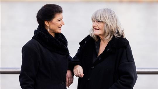 Warnen vor einer «Rutschbahn Richtung Weltkrieg und Atomkrieg»: Sahra Wagenknecht (l.) und Alice Schwarzer.