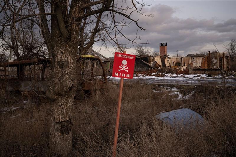 Warnschild am Straßenrand des urkainischen Dorfes Kamjanka bei Isjum.