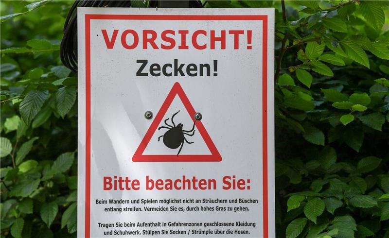 Gefahr durch Zecken - Zwei neue Risikogebiete ausgewiesen Warnschild im Biosphärenreservat Schorfheide-Chorin.
