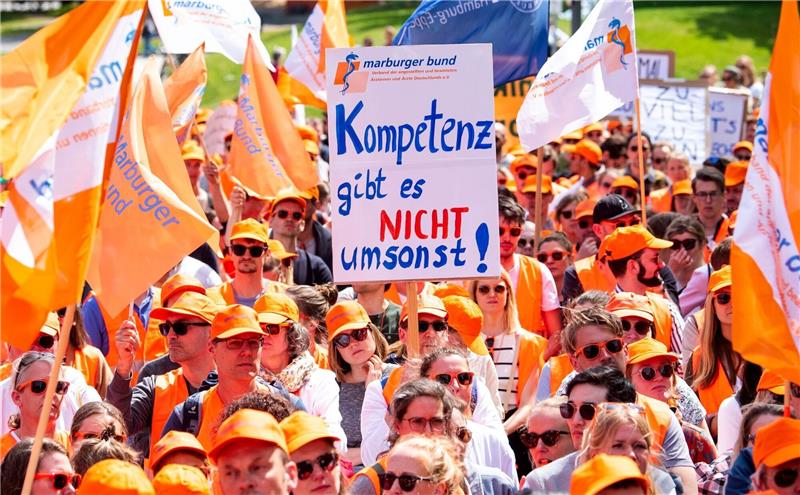 Tausende Ärzte demonstrieren bundesweit für mehr Geld Warnstreik der Ärztegewerkschaft Marburger Bund in Hamburg.