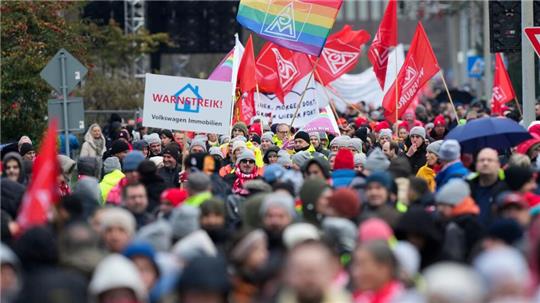 Warnstreik im VW-Stammwerk in Wolfsburg: Vor allem viele Industrieunternehmen planen Stellenstreichungen. 