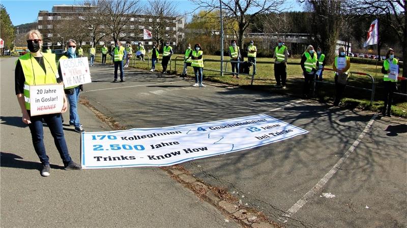 Warnstreik mit Erfahrungsschatz: Am 30. März 2021 machen rund 70 Trinks-Beschäftigte auf dem Firmenparkplatz im Schleeke darauf aufmerksam, mit welch gebündeltem Knowhow-Verlust das Unternehmen beim Umzug der Zentrale von Goslar nach Hennef rechen muss. Archivfoto: Epping