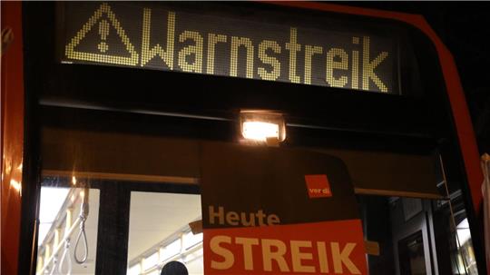 „Warnstreik“ steht auf der Anzeige einer Stadtbahn in Köln.