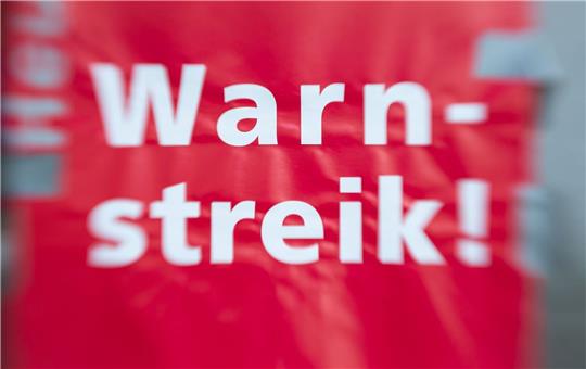 „Warnstreik!“ steht auf einem Schild. Foto: Friso Gentsch/dpa