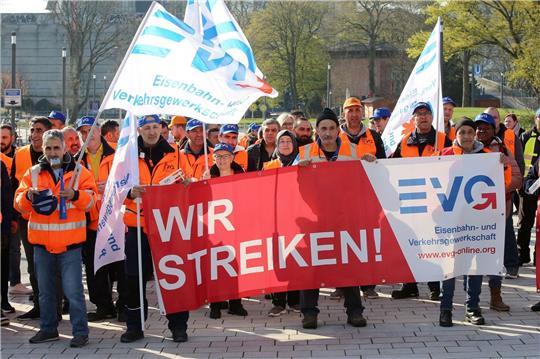 Warnstreikende der Eisenbahn- und Verkehrsgewerkschaft EVG bei einer Kundgebung vor dem Bahnhof Dammtor in Hamburg.