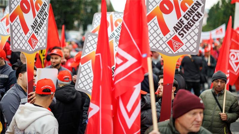 Metall-Tarif: Bayern und Küste sollen Lösung finden Warnstreiks beginnen: Metaller fordern 7 Prozent mehr Lohn. (Archivbild)