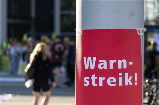 Warnstreiks legen den Nahverkehr mehrerer Bundesländer lahm.