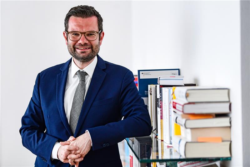 Warnt vor „chinesischen Verhältnissen“ in der Pandemiebekämpfung: Marco Buschmann (FDP) in seinem Ministerbüro. Foto: Maurizio Gambarini/Funke Foto Services
