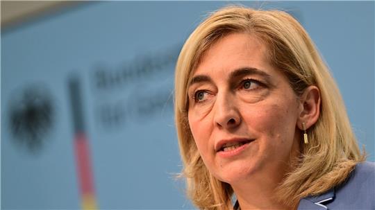 Warnungen von Ärztevertretern vor schlechterer Versorgung und längeren Termin-Wartezeiten weist die Gesundheitsministerin zurück. (Archivbild)