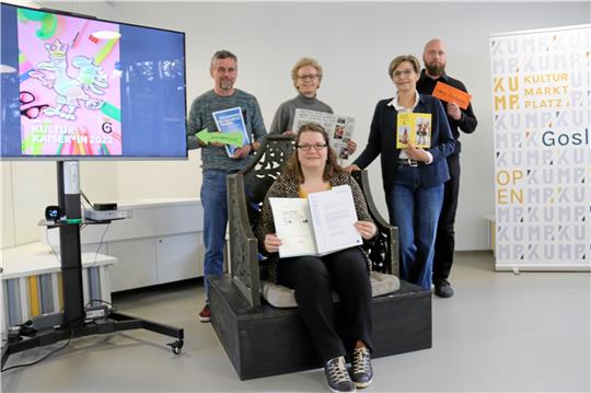 Warten auf Kronen-Anwärter: Marleen Mützlaff (vorn) sowie Thomas Velte (von links), Jessica Szodruch, Elke Brummer und Dr. Jan Habermann haben Kaiserkronen zu vergeben. Foto: Hartmann