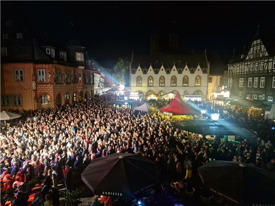 Warten auf Marquess: Nach zweijähriger Corona-Pause ist es beim Altstadtfest auf dem Marktplatz mal wieder richtig voll. Foto: Sowa