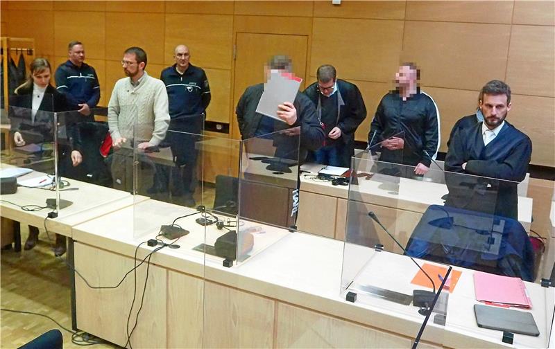 Lange Haft für Clausthal-Zellerfelder Zigaretten-Schmuggler Warten auf das Urteil: Der Angeklagte aus Clausthal-Zellerfeld (hinten) und der 49-Jährige aus Hüllhorst, mit ihren Anwälten und Dolmetschern. Hinten zwei Justizwachtmeister. Foto: Pfaff