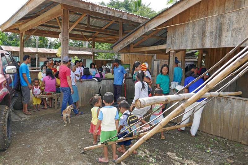 Warten auf den Arzt aus Deutschland: Wenn Dr. Jörg Dreysel angekündigt ist, bilden sich vor den provisorischen Praxen teils lange Warteschlangen.  Fotos. Privat, dpa (1)