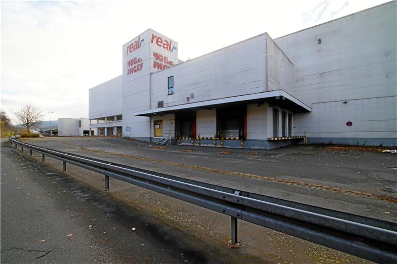 Warten auf den Neustart mit Neubau: Der Real-Markt an der Gutenbergstraße hat im Januar des Vorjahres seine Pforten für immer geschlossen. Die alte Immobilie soll abgerissen werden. Foto: Epping