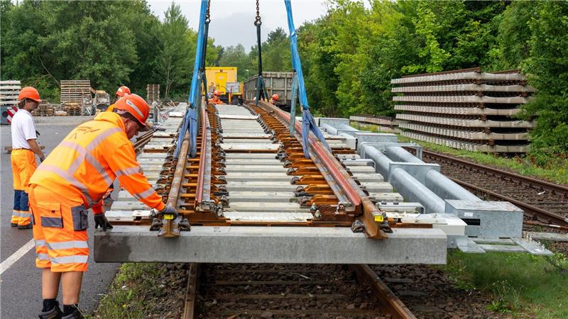 Zölle bremsen - Wirtschaft hofft auf Infrastrukturmilliarden Warten auf den Ruck: Investitionen in die Infrastruktur verzögern sich. (Symbolbild)