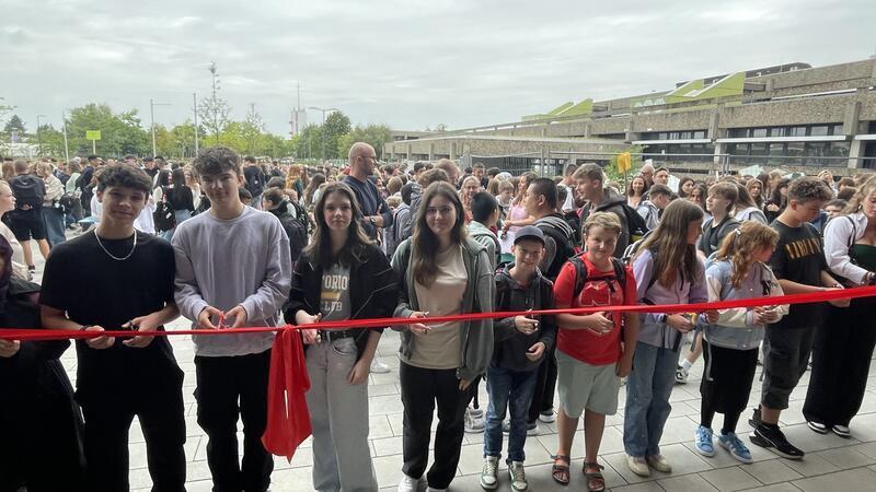 Zwei Schulen nehmen ihre neue Heimat mit viel Gewusel in Besitz Warten auf den ersten Gong: Den Schülerinnen und Schülern ist es vorbehalten, das rote Band zum Haupteingang der neuen Goldenen Aue durchzuschneiden.