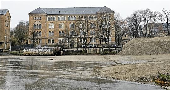 Warten auf die Archäologen: Sie sollen in den nächsten Wochen auf der Baustelle im Pfalzquartier prüfen, was an historischer Stätte möglicherweise in der Erde verborgen liegt. Foto: Sowa
