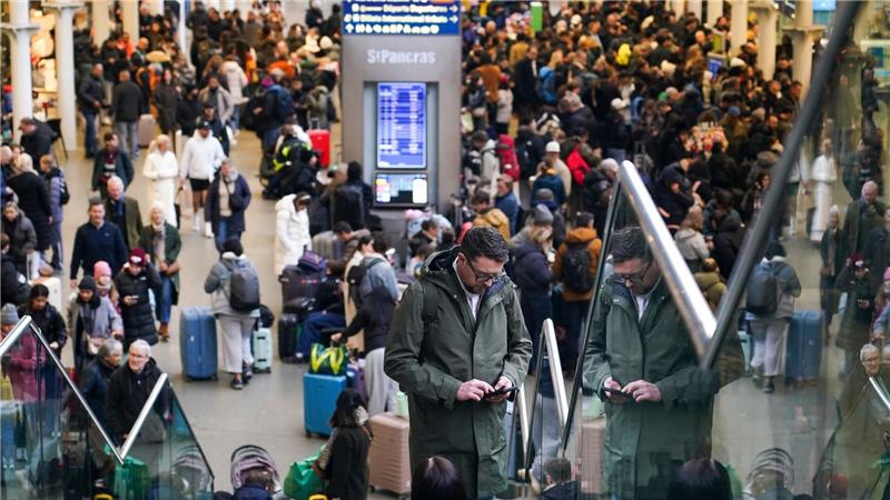 Warten und Hoffen: Die Störung im Bahnverkehr durchkreuzt die Pläne vieler Reisender