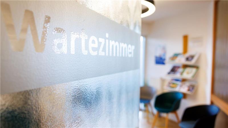 Wartezimmer werden laut Ärzteschaft immer wieder Schauplatz von Übergriffen. (Illustration)