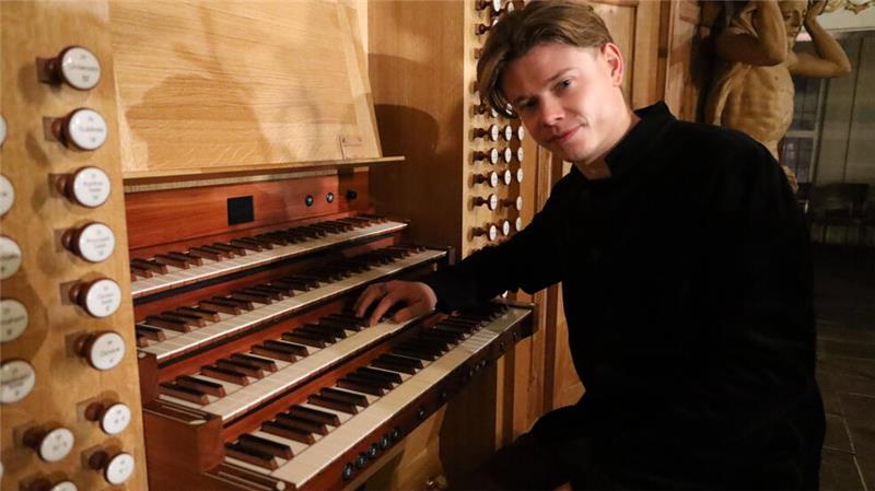 Mehr als 80 Künstler bei Konzert in der Marktkirche Warum Sebastian Heindl als "Shootingstar unter den Organisten" gilt, zeigt er am Freitagabend. Der 27-Jährige bringt den Besuchern eindrucksvoll zu Gehör, welche Töne mit der Goll-Orgel möglich sind.