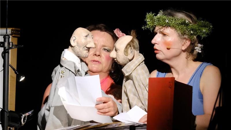 „Der wunderbare Massenselbstmord“ eröffnet Goslarer Kleinkunstfest Warum denn alleine sterben? Zwei Selbstmordkandidaten schließen Freundschaft. Geführt werden die Figuren von Anne Swoboda (links) und Stella Jabben.