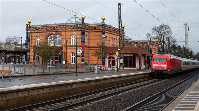 Bahnverkehr im Norden stark eingeschränkt - Leitung kaputt Warum die Oberleitung in Uelzen kaputt gegangen ist, war zunächst unklar. Ein umgefallener Baum soll es nicht gewesen sein, sagte eine Bahnsprecherin.
