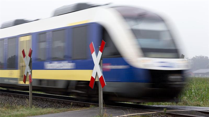 Warum es zu dem Unfall an dem unbeschrankten Bahnübergang kam, ist unklar. (Symbolbild)