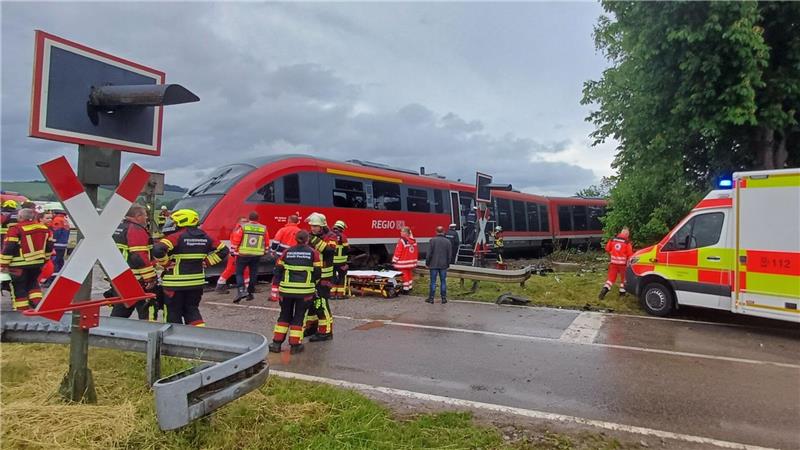 Regionalbahn und Lkw stoßen zusammen - zehn Verletzte Warum es zu dem Zusammenstoß zwischen einer Regionalbahn und einem Lastwagen kam, war zunächst noch unklar.