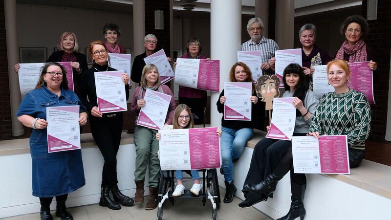Was Frauen wollen: Die Organisatorinnen der Aktion „Lila Fenster“ beim Start des Projekts.