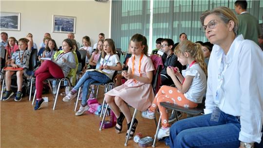 Was SPD-Ratsfrau Elke Brummer (re.) wohl gerade durch den Kopf geht? Fakt ist: Die 45 Kinder aus den drei Grundschulen Oker, Schillerschule und Langelsheim/Astfeld haben der Politik am Donnerstag in Oker viel Stoff zum Nachdenken gegeben – und machen am Freitag gleich weiter, wenn der Kinder-Konferenz zweiter Teil zu gelebter Demokratie im Goslarer Kreishaus auf dem Programm steht. Fotos: Heine