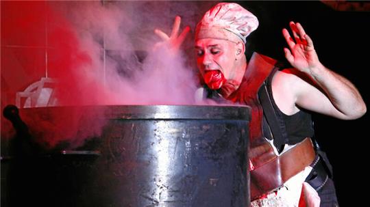 Was Völkerball-Frontmann René Anlauff da wohl in die Suppe mischt? Mit dem letzten Open-Air am Rammelsberg im August 2023 haben sich die Ex-Miner´s-Rocker Christian Burgart und Sören Behme ein Bußgeldverfahren durch die Stadt Goslar eingebrockt.